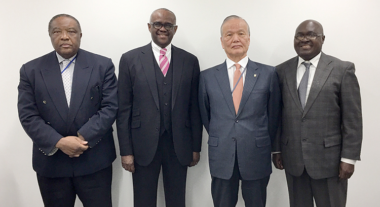 左からムワナタンブエ・ミランガ博士、マイナ大使閣下、鈴木隆夫理事長、カリイ公使